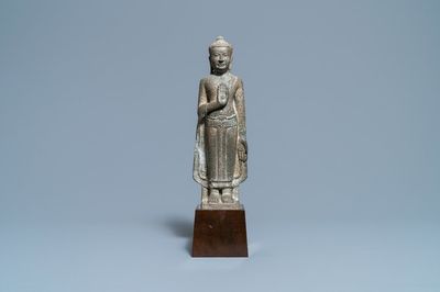 Une figure de Bouddha en pierre sculptée, Khmer, Thaïlande, période Lopburi, 12/14ème