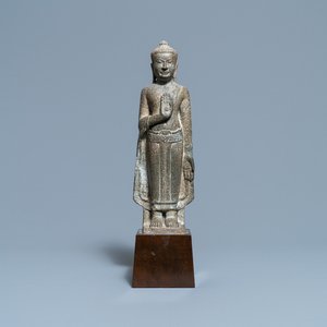 Une figure de Bouddha en pierre sculptée, Khmer, Thaïlande, période Lopburi, 12/14ème — photo 1