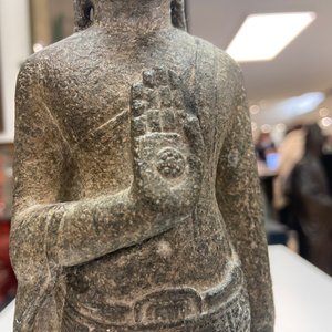 Une figure de Bouddha en pierre sculptée, Khmer, Thaïlande, période Lopburi, 12/14ème — photo 23