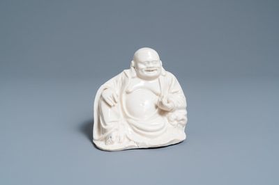 Une figure de Bouddha en porcelaine blanc de Chine de Dehua, 18/19ème