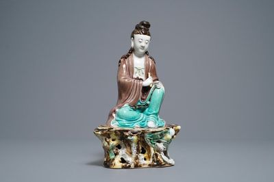 Une figure de Bouddha en porcelaine de Chine biscuit émaillé verte, marque en creux, République