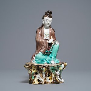 Une figure de Bouddha en porcelaine de Chine biscuit émaillé verte, marque en creux, République — photo 1