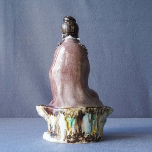 Une figure de Bouddha en porcelaine de Chine biscuit émaillé verte, marque en creux, République — photo 13