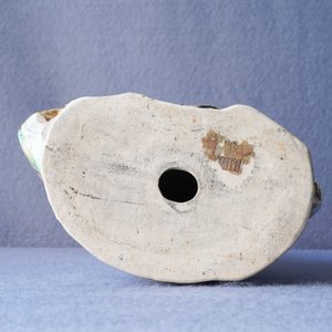 Une figure de Bouddha en porcelaine de Chine biscuit émaillé verte, marque en creux, République — photo 14