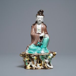 Une figure de Bouddha en porcelaine de Chine biscuit émaillé verte, marque en creux, République — photo 2