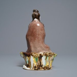 Une figure de Bouddha en porcelaine de Chine biscuit émaillé verte, marque en creux, République — photo 4