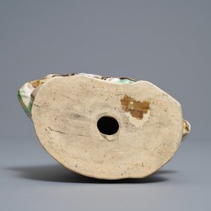 Une figure de Bouddha en porcelaine de Chine biscuit émaillé verte, marque en creux, République — photo 7