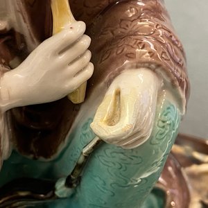 Une figure de Bouddha en porcelaine de Chine biscuit émaillé verte, marque en creux, République — photo 9