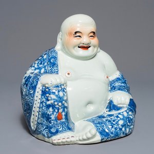 Une figure de Bouddha en porcelaine de Chine bleu et blanc, début du 20ème — photo 1