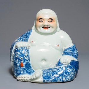 Une figure de Bouddha en porcelaine de Chine bleu et blanc, début du 20ème — photo 2