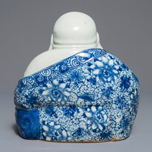 Une figure de Bouddha en porcelaine de Chine bleu et blanc, début du 20ème — photo 4