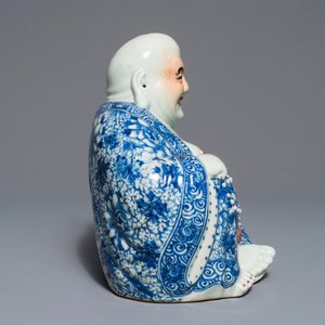 Une figure de Bouddha en porcelaine de Chine bleu et blanc, début du 20ème — photo 5