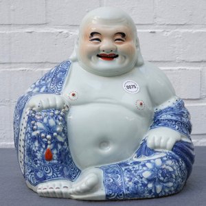 Une figure de Bouddha en porcelaine de Chine bleu et blanc, début du 20ème — photo 9