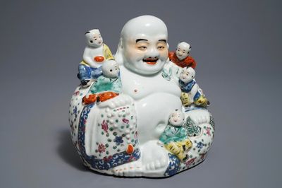 Une figure de Bouddha en porcelaine de Chine famille rose, 19/20ème