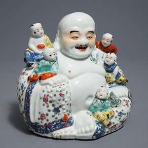 Une figure de Bouddha en porcelaine de Chine famille rose, 19/20ème — photo 1