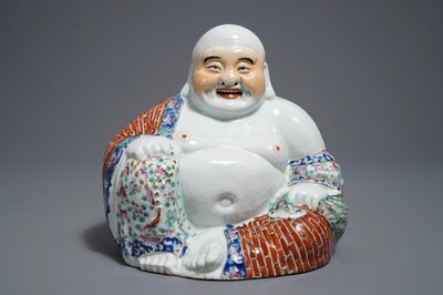 Une figure de Bouddha en porcelaine de Chine famille rose, 19/20ème