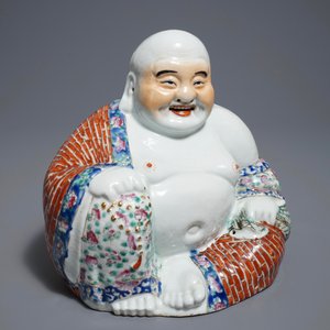 Une figure de Bouddha en porcelaine de Chine famille rose, 19/20ème — photo 7