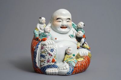 Une figure de Bouddha en porcelaine de Chine famille rose, 19/20ème