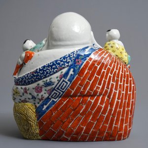 Une figure de Bouddha en porcelaine de Chine famille rose, 19/20ème — photo 4