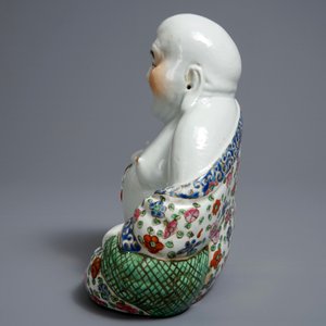 Une figure de Bouddha en porcelaine de Chine famille rose, 19/20ème — photo 4