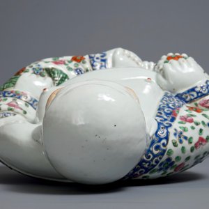 Une figure de Bouddha en porcelaine de Chine famille rose, 19/20ème — photo 5