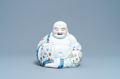 Une figure de Bouddha en porcelaine de Chine famille rose, 19/20ème