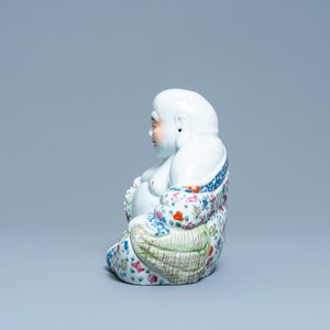 Une figure de Bouddha en porcelaine de Chine famille rose, 19/20ème — photo 2
