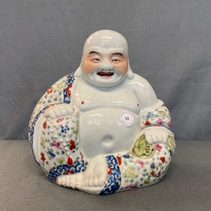 Une figure de Bouddha en porcelaine de Chine famille rose, 19/20ème — photo 7