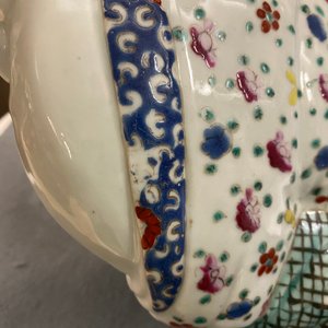 Une figure de Bouddha en porcelaine de Chine famille rose et une en blanc de Chine, 19/20ème — photo 11