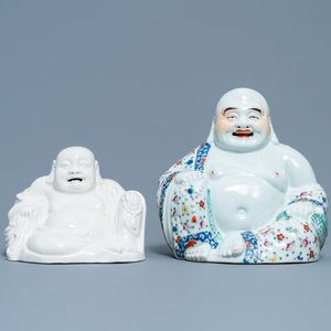 Une figure de Bouddha en porcelaine de Chine famille rose et une en blanc de Chine, 19/20ème — photo 2