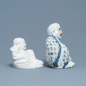 Une figure de Bouddha en porcelaine de Chine famille rose et une en blanc de Chine, 19/20ème — photo 3