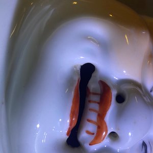 Une figure de Bouddha en porcelaine de Chine famille rose et une en blanc de Chine, 19/20ème — photo 9