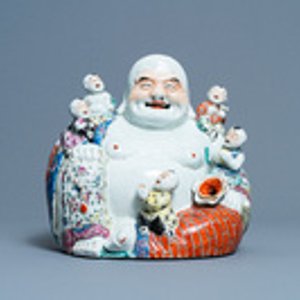 Une figure de Bouddha en porcelaine de Chine famille rose, marque en creux, 19/20ème — photo 2