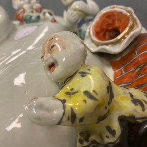 Une figure de Bouddha en porcelaine de Chine famille rose, marque en creux, 19/20ème — photo 8