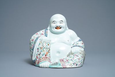 Une figure de Bouddha en porcelaine de Chine famille rose, marque en creux, 19/20ème