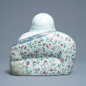 Une figure de Bouddha en porcelaine de Chine famille rose, marque en creux, 19/20ème — photo 3