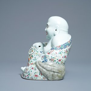 Une figure de Bouddha en porcelaine de Chine famille rose, marque en creux, 19/20ème — photo 4