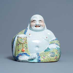 Une figure de Bouddha en porcelaine de Chine famille rose, marque en creux, 19ème — photo 2