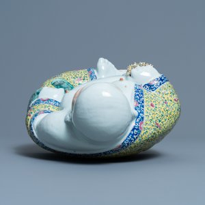 Une figure de Bouddha en porcelaine de Chine famille rose, marque en creux, 19ème — photo 6