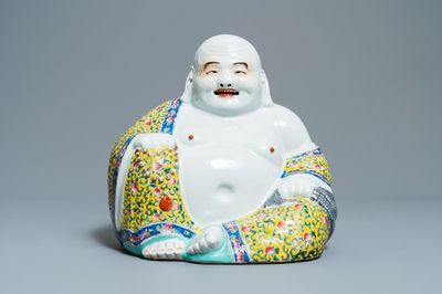Une figure de Bouddha en porcelaine de Chine famille rose, marque en creux, 19ème