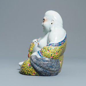 Une figure de Bouddha en porcelaine de Chine famille rose, marque en creux, 19ème — photo 2