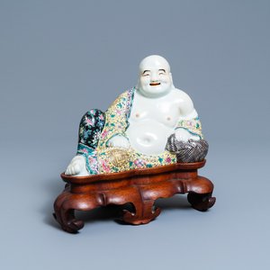 Une figure de Bouddha en porcelaine de Chine famille rose, marque en creux, République — photo 1