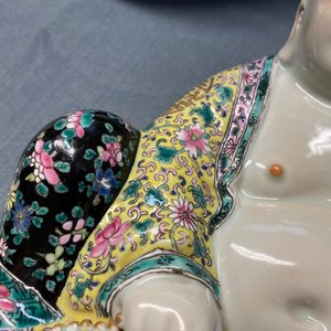Une figure de Bouddha en porcelaine de Chine famille rose, marque en creux, République — photo 11
