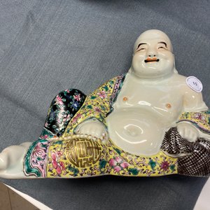 Une figure de Bouddha en porcelaine de Chine famille rose, marque en creux, République — photo 12