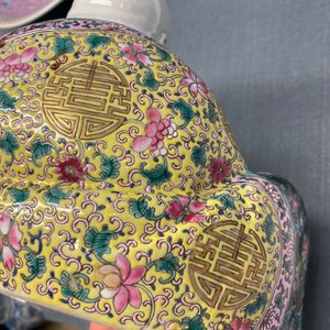 Une figure de Bouddha en porcelaine de Chine famille rose, marque en creux, République — photo 15