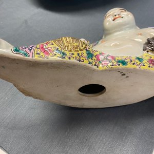 Une figure de Bouddha en porcelaine de Chine famille rose, marque en creux, République — photo 17