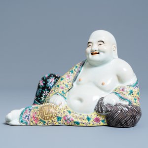 Une figure de Bouddha en porcelaine de Chine famille rose, marque en creux, République — photo 2
