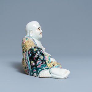 Une figure de Bouddha en porcelaine de Chine famille rose, marque en creux, République — photo 5