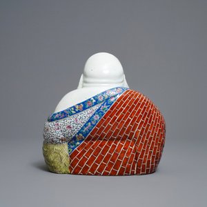 Une figure de Bouddha en porcelaine de Chine famille rose, République — photo 4