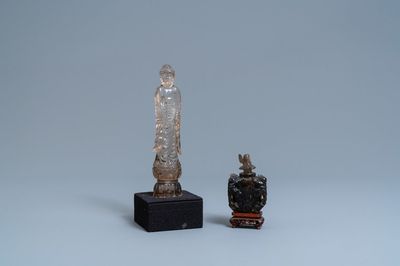 Une figure de Bouddha et un petit vase couvert en cristal de rocher sculpté, Chine, 19/20ème